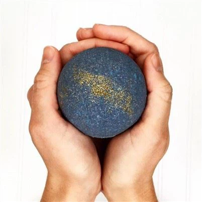 burbuļot melnu vannas bumba