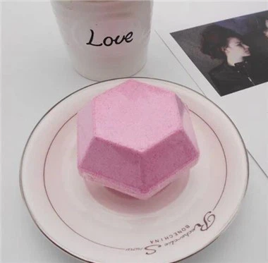 Rozā dārgakmens vannas bumba